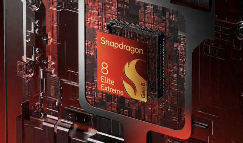 Primer plano de un procesador Snapdragon 8 Elite Extreme Gen 6 montado sobre una placa de circuitos con iluminación rojiza.