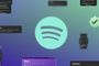 Logotipo de Spotify en el centro rodeado de elementos flotantes de la interfaz de usuario sobre fondo degradado morado y verde.
