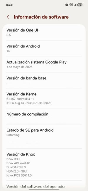 Menú de información de software en un dispositivo móvil con detalles de la versión de Android y del sistema de Google Play.