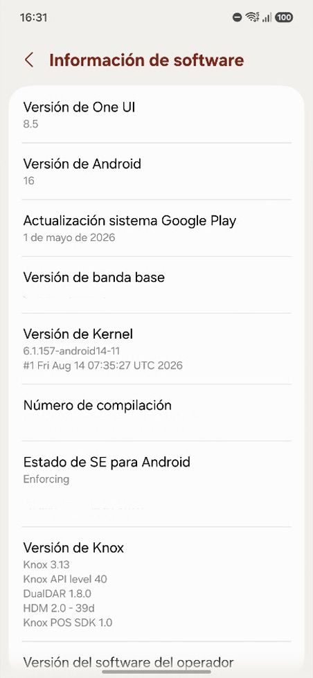 Menú de información de software en un dispositivo móvil con detalles de la versión de Android y del sistema de Google Play.