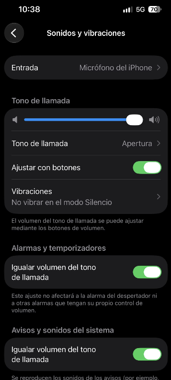Menú de ajustes de sonidos y vibraciones en la interfaz de iOS 27 mostrando controles de volumen y alarmas.
