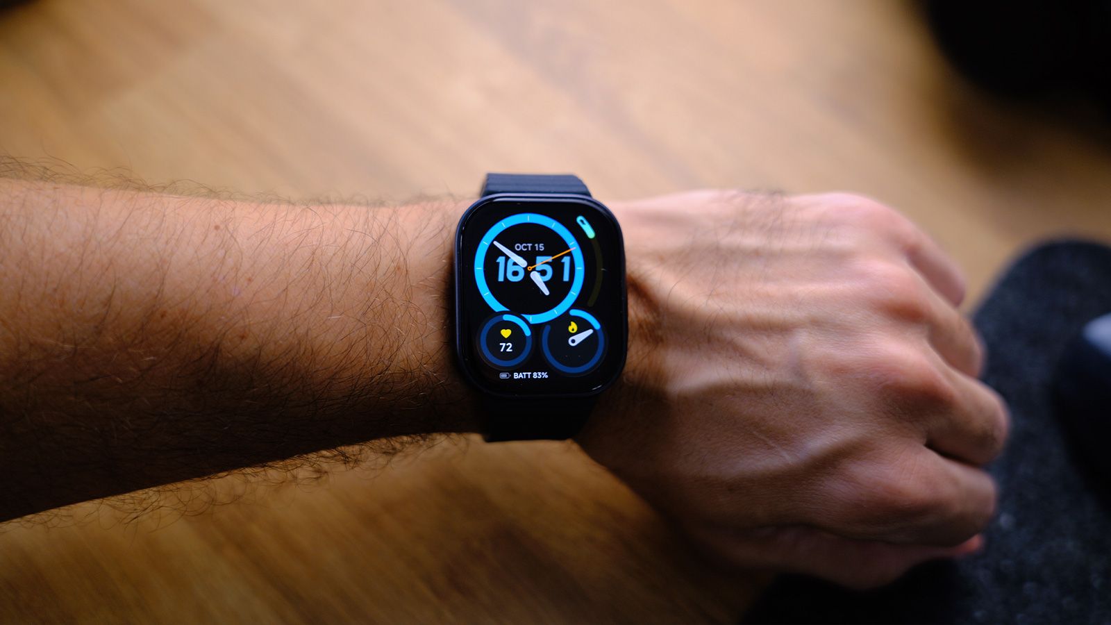 Reloj inteligente Redmi Watch 6 Lite con esfera digital en una muñeca.