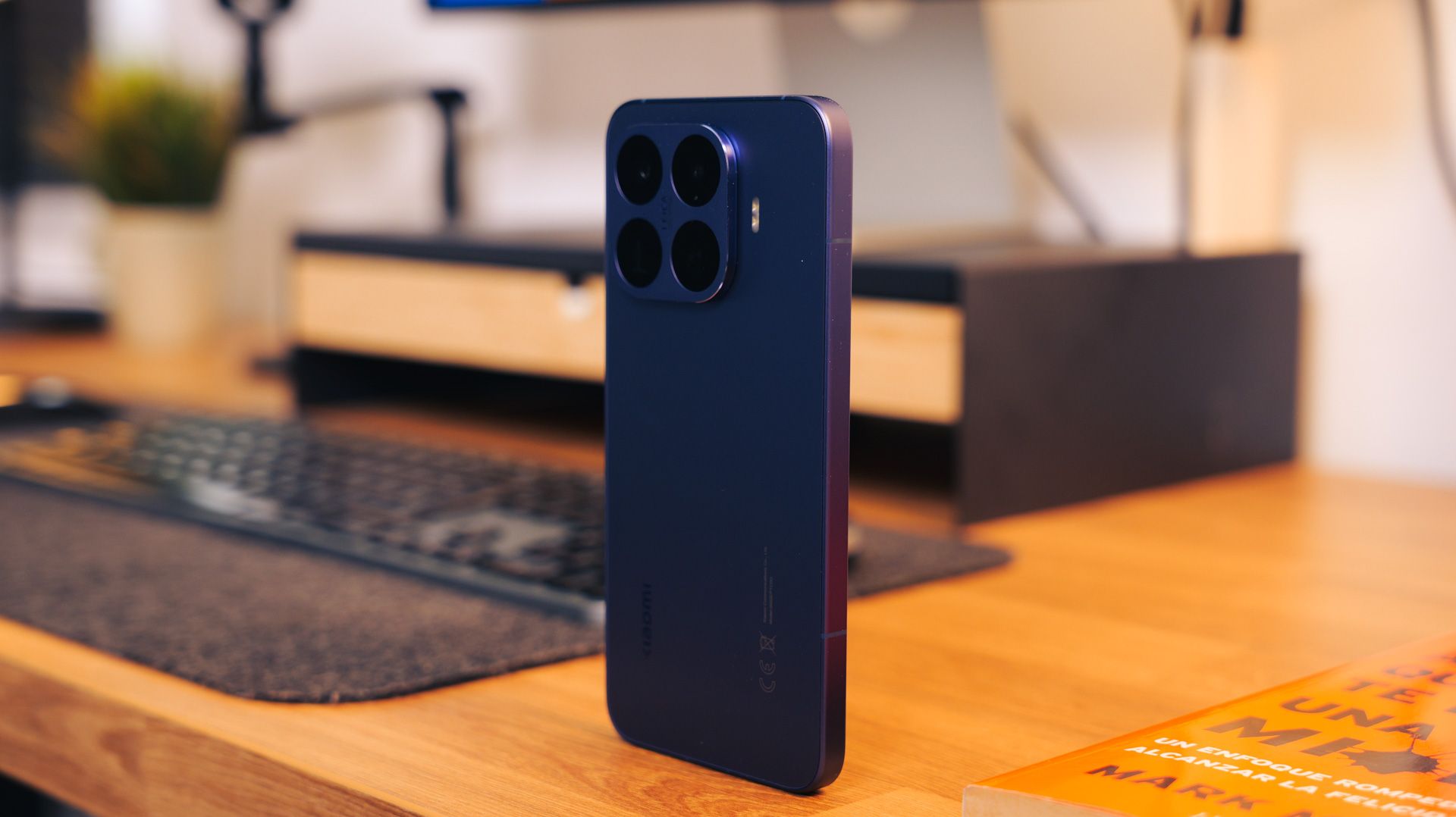 Parte trasera del Xiaomi 17T Pro en color azul oscuro sobre un escritorio de madera.
