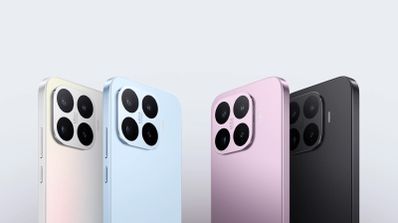 Vista trasera de cuatro teléfonos móviles alineados que muestran sus módulos de cámara traseros en acabados beige, azul claro, rosa y negro.