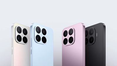 Vista trasera de cuatro teléfonos móviles alineados que muestran sus módulos de cámara traseros en acabados beige, azul claro, rosa y negro.