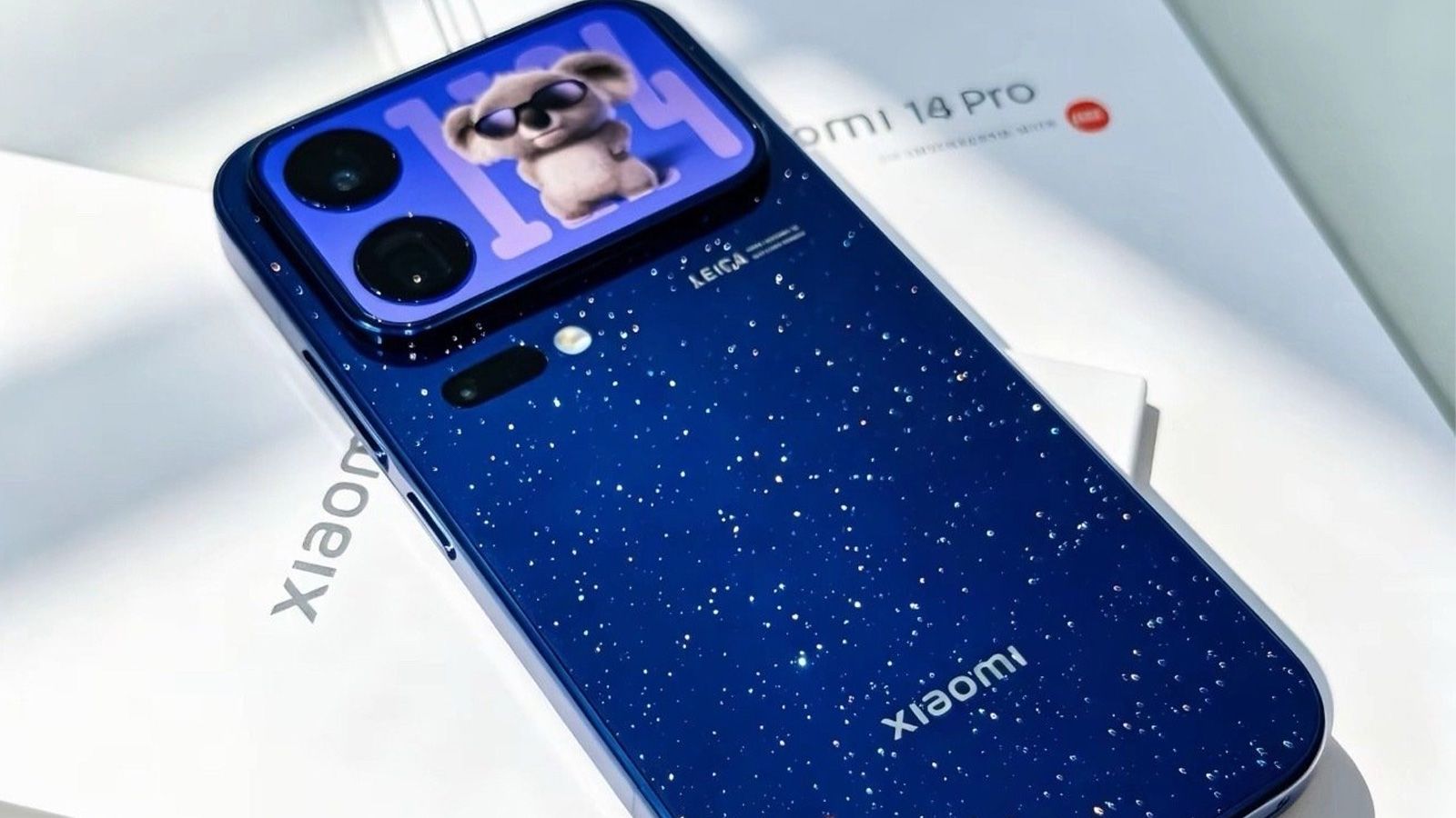 Detalle del módulo de cámaras y pantalla trasera del Xiaomi 18 Pro en color azul con acabado brillante.