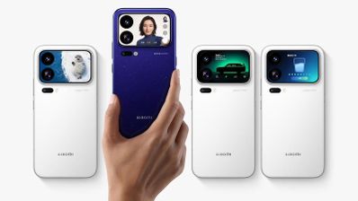 Parte trasera de varios teléfonos Xiaomi 18 Pro en color blanco y azul con pantalla secundaria junto a las cámaras.