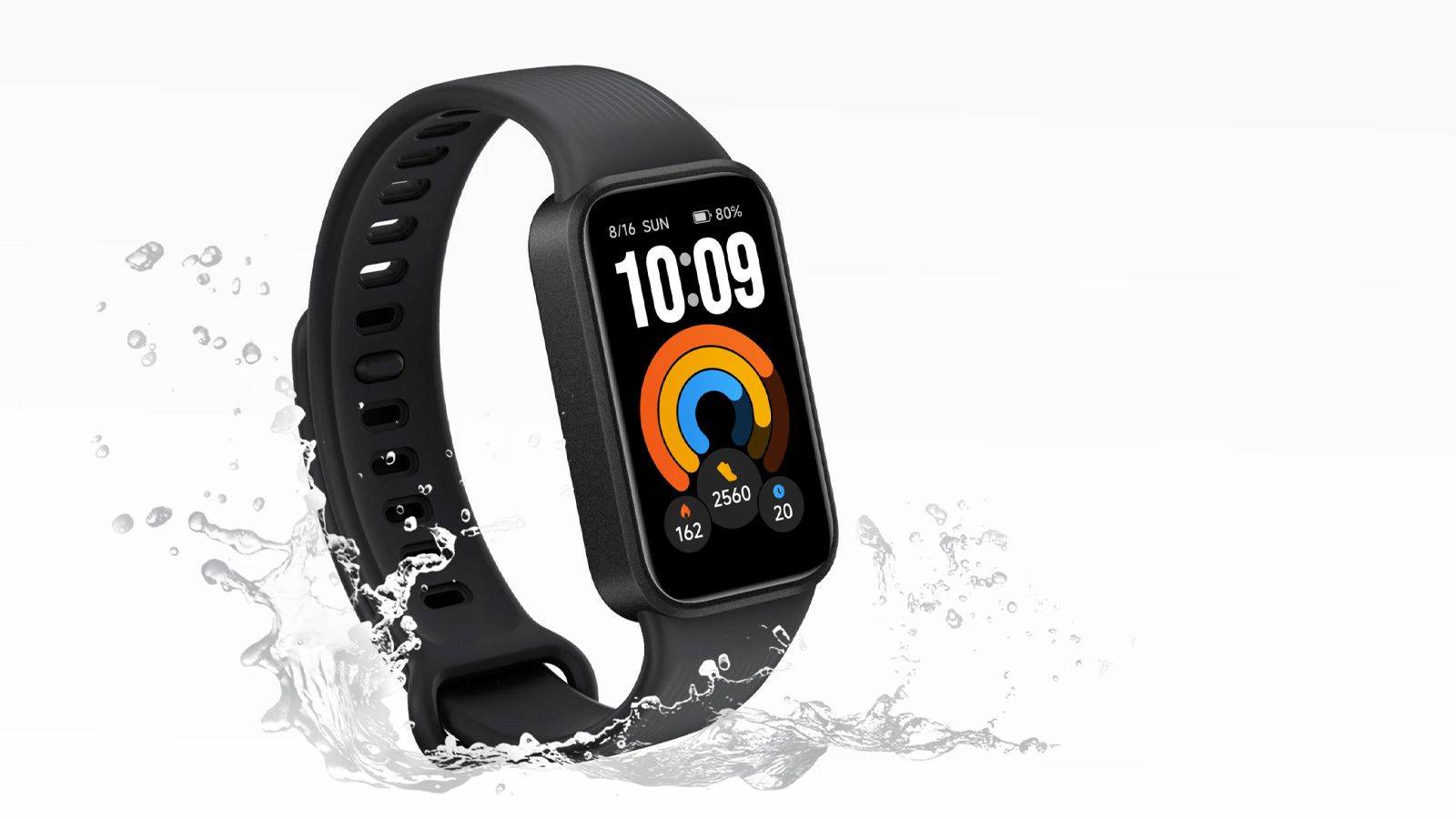 Xiaomi Smart Band 11 Active en color negro recibiendo salpicaduras de agua sobre fondo blanco.
