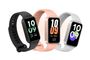 Tres pulseras inteligentes Xiaomi Smart Band 11 Active en colores negro, rosa y blanco con pantallas rectangulares mostrando la hora.