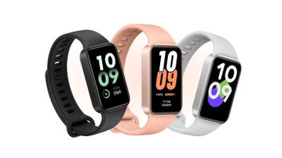 Tres pulseras inteligentes Xiaomi Smart Band 11 Active en colores negro, rosa y blanco con pantallas rectangulares mostrando la hora.