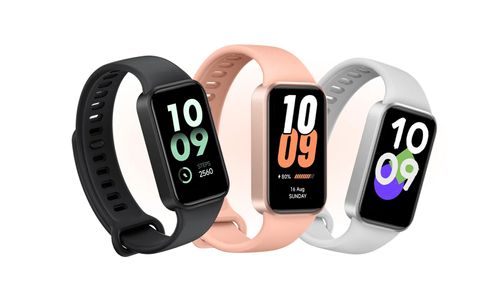 Tres pulseras inteligentes Xiaomi Smart Band 11 Active en colores negro, rosa y blanco con pantallas rectangulares mostrando la hora.