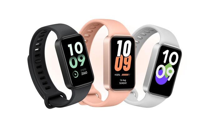 Tres pulseras inteligentes Xiaomi Smart Band 11 Active en colores negro, rosa y blanco con pantallas rectangulares mostrando la hora.