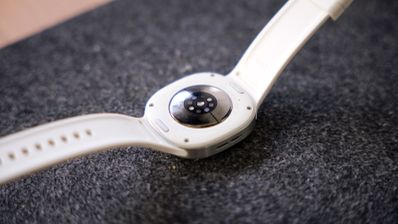 Parte inferior del reloj inteligente watch9 con sensores de salud y sistema de anclaje de correa.