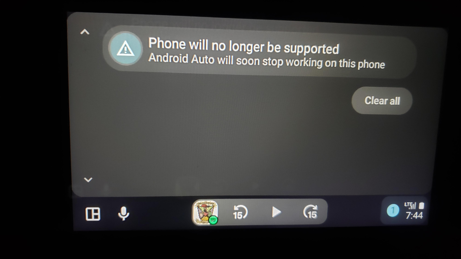 Notificación en la pantalla de un vehículo indicando que el teléfono dejará de ser compatible con Android Auto.