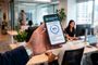 Un smartphone con una solución de ciberseguridad en un entorno corporativo / Imagen generada con IA