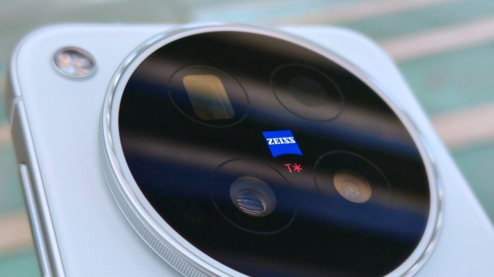Primer plano del módulo circular de cámaras del vivo X500 Pro con ópticas Zeiss y recubrimiento T*.