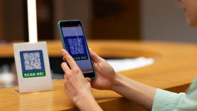Escaneando un código QR / Imagen de Magnific