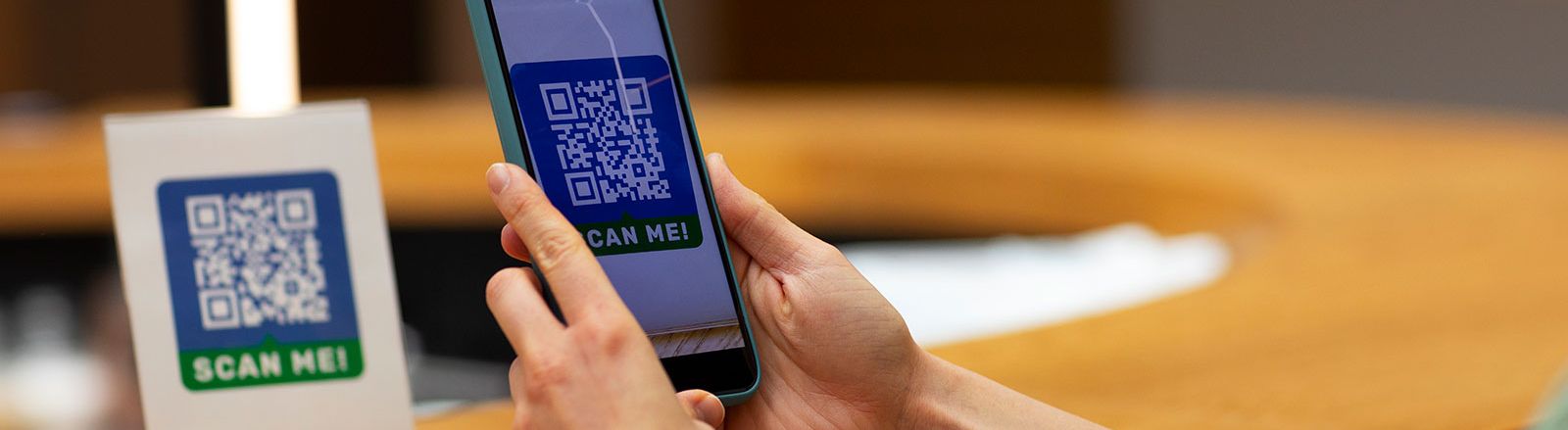 Escaneando un código QR / Imagen de Magnific