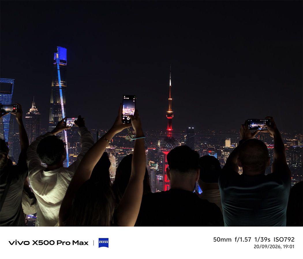 Personas fotografiando el horizonte nocturno de Shanghái con el vivo X500 Pro Max.