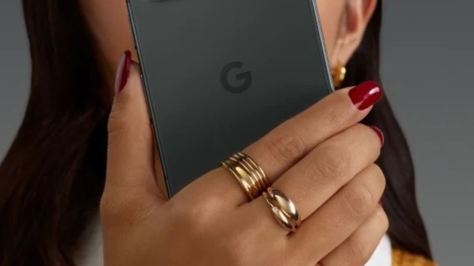 Parte trasera de un Google Pixel 11 Pro Fold sostenido con una mano.