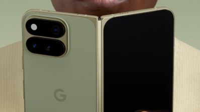 Google Pixel 11 Pro Fold en posición semiabierta mostrando el módulo de cámaras traseras y la pantalla exterior.