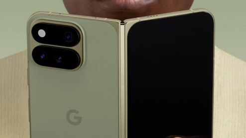Google Pixel 11 Pro Fold en posición semiabierta mostrando el módulo de cámaras traseras y la pantalla exterior.