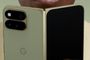 Google Pixel 11 Pro Fold en posición semiabierta mostrando el módulo de cámaras traseras y la pantalla exterior.