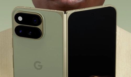 Google Pixel 11 Pro Fold en posición semiabierta mostrando el módulo de cámaras traseras y la pantalla exterior.