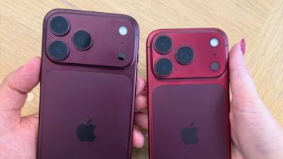 Parte trasera de dos teléfonos iPhone 18 Pro en color burdeos con diferente intensidad cromática.