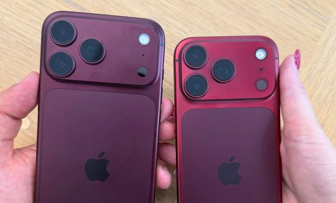 Parte trasera de dos teléfonos iPhone 18 Pro en color burdeos con diferente intensidad cromática.
