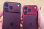 Parte trasera de dos teléfonos iPhone 18 Pro en color burdeos con diferente intensidad cromática.