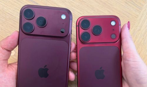 Parte trasera de dos teléfonos iPhone 18 Pro en color burdeos con diferente intensidad cromática.