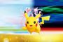 Pikachu, Mew y Mewtwo sobre un fondo dividido con tonos celestes y oscuros.