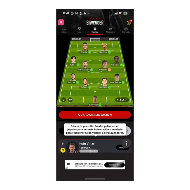 Interfaz de la aplicación Biwenger mostrando una formación de fútbol 4-4-2 con cromos de jugadores sobre un campo virtual.