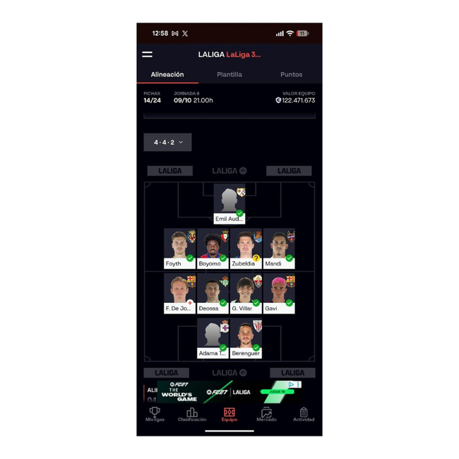 Pantalla de alineación en la aplicación LALIGA Fantasy con un esquema táctico 4-4-2 y cromos de jugadores.