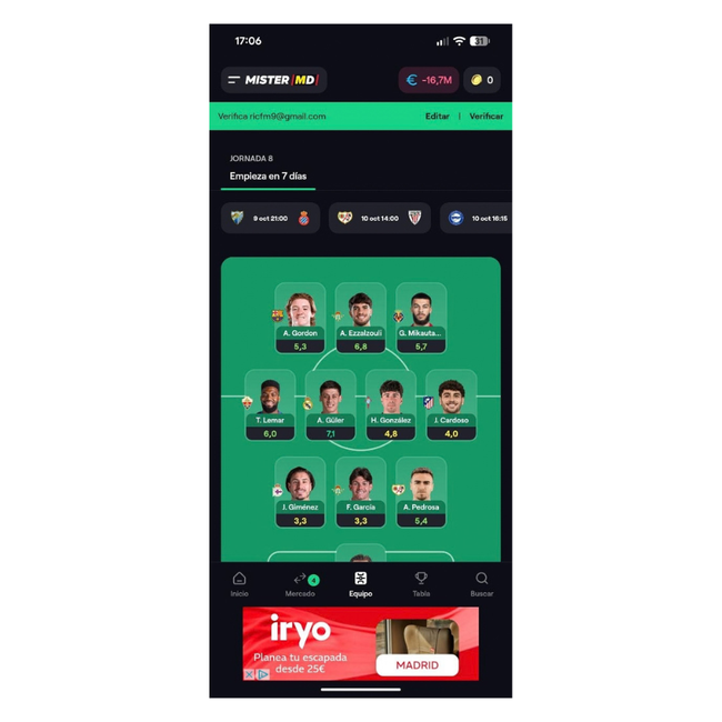 Interfaz de la aplicación Mister Fantasy con una alineación de fútbol en formación 3-4-3 sobre césped virtual.