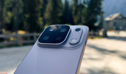 Primer plano del módulo de cámaras trasero de un teléfono inteligente OPPO Find X10 Pro Max en un entorno exterior desenfocado.