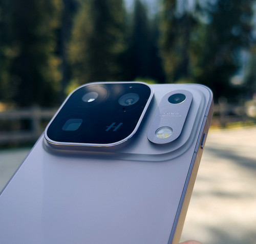 Primer plano del módulo de cámaras trasero de un teléfono inteligente OPPO Find X10 Pro Max en un entorno exterior desenfocado.