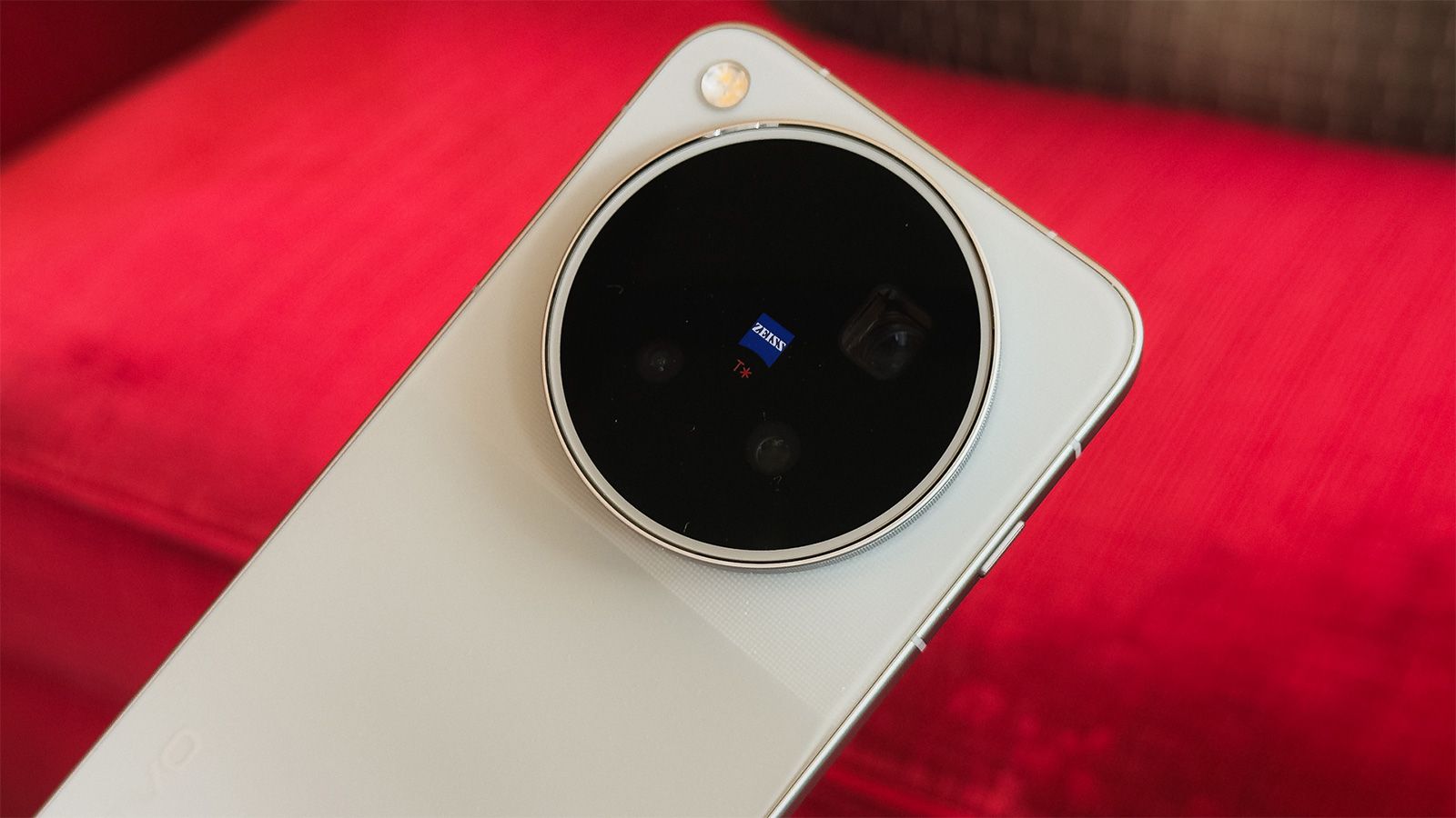 Primer plano del módulo de cámaras circular del vivo-X500 Pro Max con el logotipo de ZEISS en el centro.