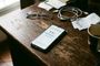 Interfaz del limpiador de almacenamiento en un smartphone sobre una mesa de madera.