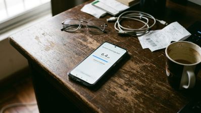 Interfaz del limpiador de almacenamiento en un smartphone sobre una mesa de madera.