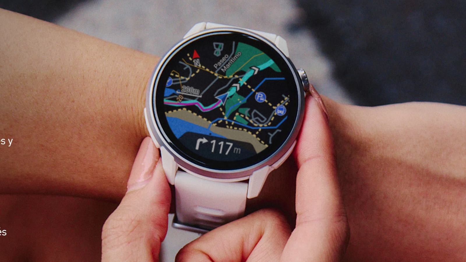 Pantalla del reloj deportivo COROS PACE 4 Pro mostrando un mapa topográfico con una ruta de navegación activa.