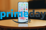 Teléfono móvil sobre una mesa circular con el logotipo de Amazon Prime Day superpuesto.