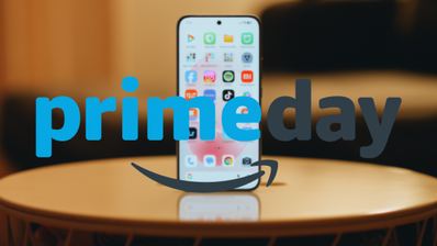 Teléfono móvil sobre una mesa circular con el logotipo de Amazon Prime Day superpuesto.