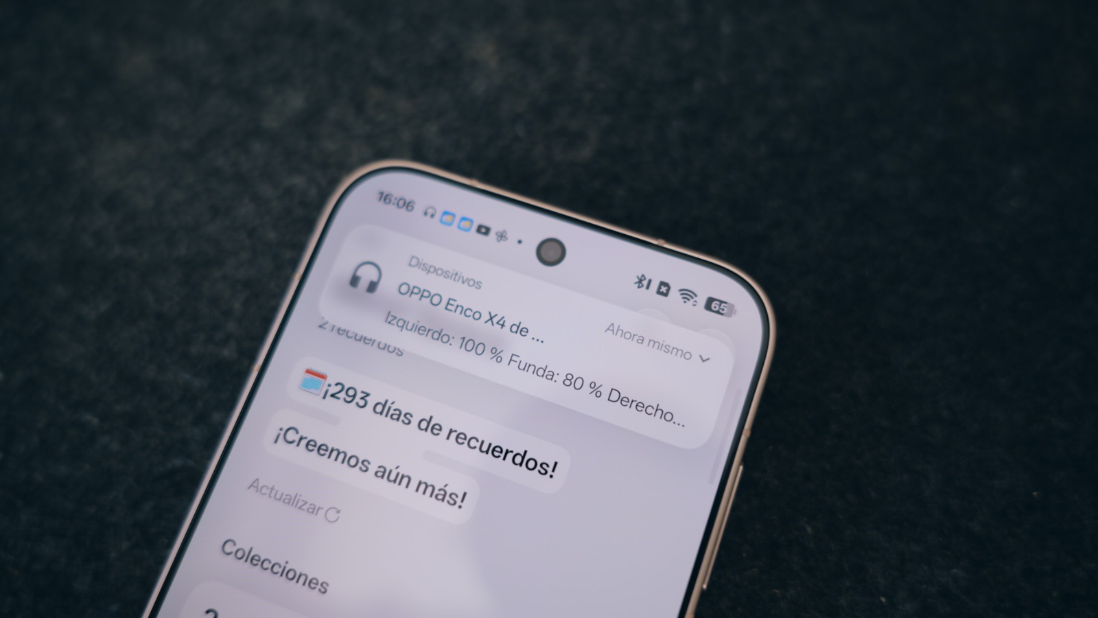 Notificación en la pantalla de un smartphone que muestra el estado de conexión y batería de los auriculares OPPO Enco X4.