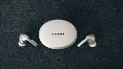 Vista cenital de los auriculares inalámbricos OPPO Enco X4 situados a ambos lados de su estuche de carga cerrado.
