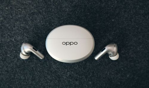 Vista cenital de los auriculares inalámbricos OPPO Enco X4 situados a ambos lados de su estuche de carga cerrado.