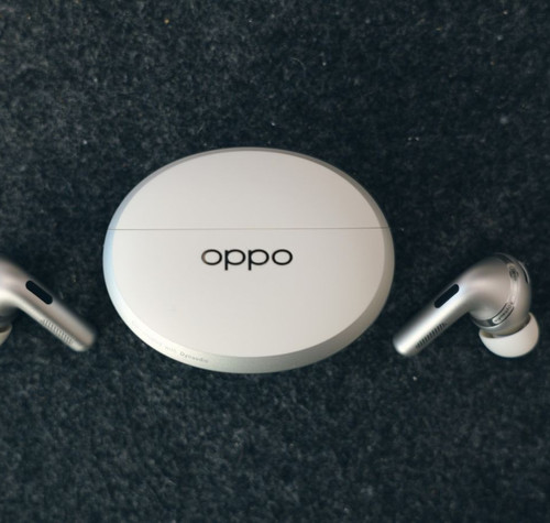 Vista cenital de los auriculares inalámbricos OPPO Enco X4 situados a ambos lados de su estuche de carga cerrado.