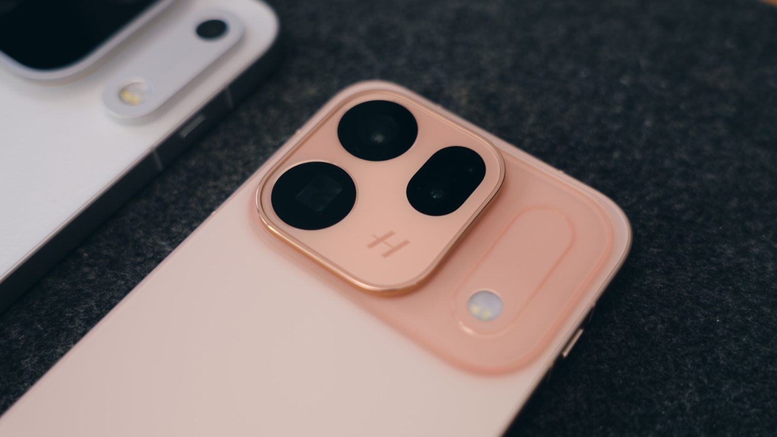 Primer plano del módulo de cámaras del OPPO Find X10 en color rosa con el logotipo de Hasselblad grabado junto a las lentes.