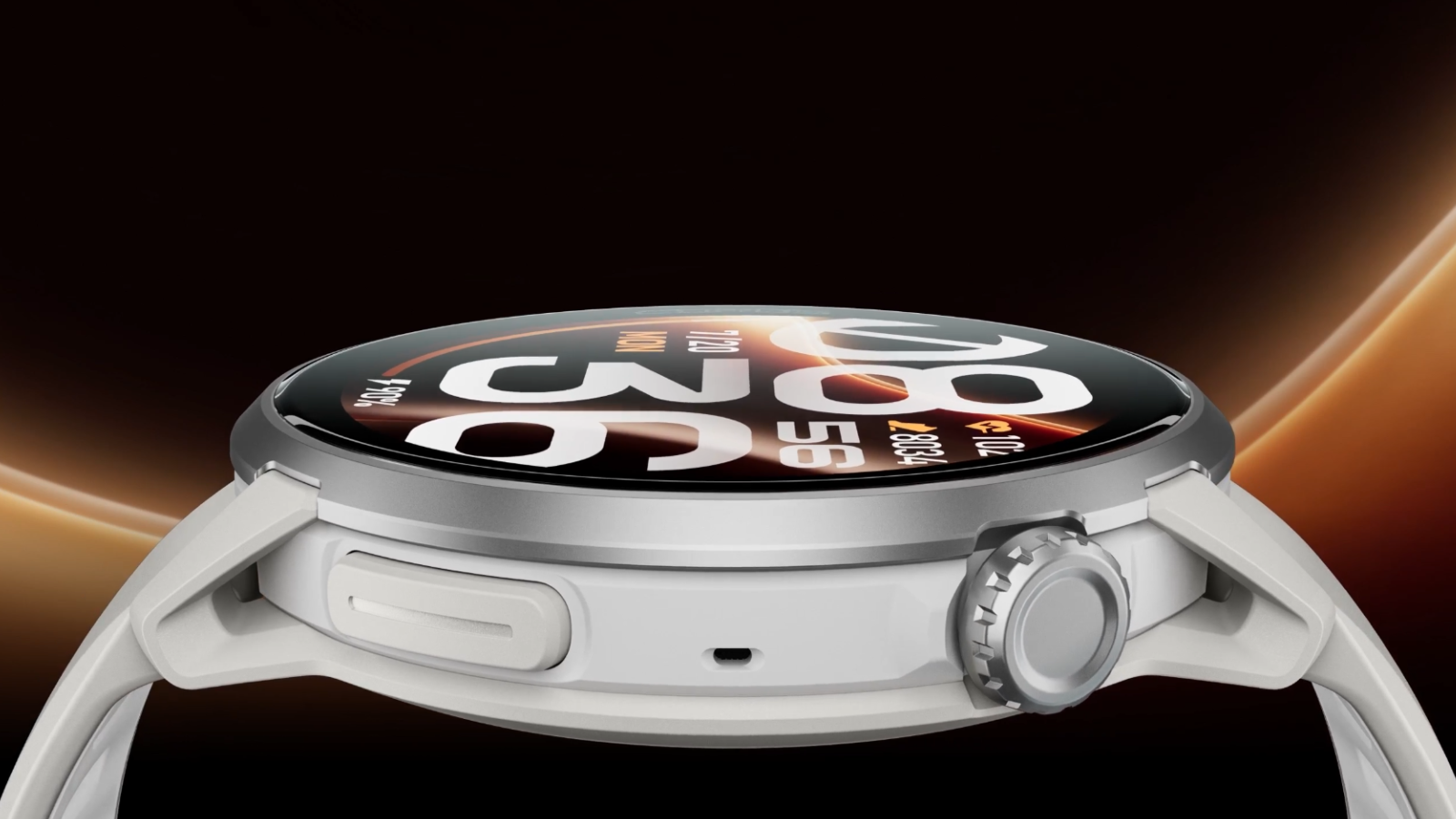 Primer plano lateral del reloj deportivo COROS PACE 4 Pro donde se aprecian el botón físico alargado y la corona giratoria metálica.